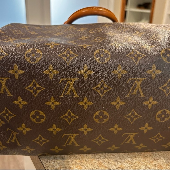 Louis Vuitton speedy 30 (fits a lot of stuff ) looks good casual or dress up - Picture 4 of 6